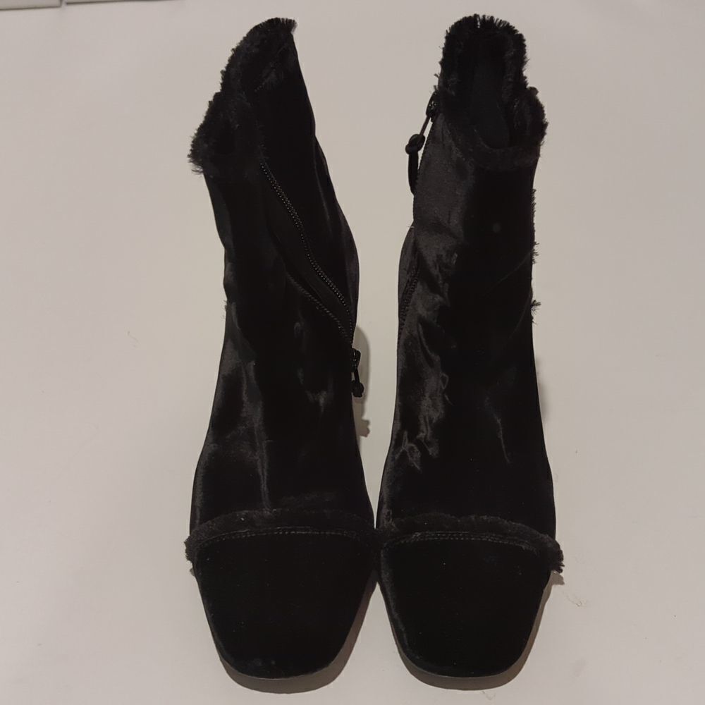 Stuart Weitzman On The Fringe Black Ankle Boots Block Heel Booties Size 8.5 - Picture 4 of 11